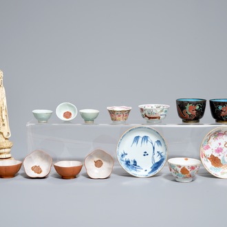 Une collection de tasses et soucoupes, on joint une figure en ivoire sculpté, Chine, Yongzheng et après